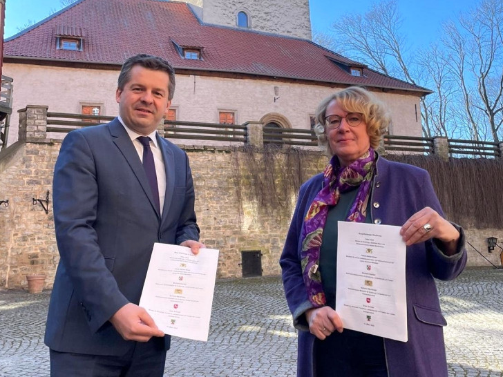 Niedersachsens Agrarministerin Barbara Otte-Kinast (rechts) und ihr Amtskollege aus Sachsen-Anhalt, Minister Sven Schulze, trugen auf der Burg Warberg die gemeinsame Position aus der "Burg Warberger Erklärung" vor.