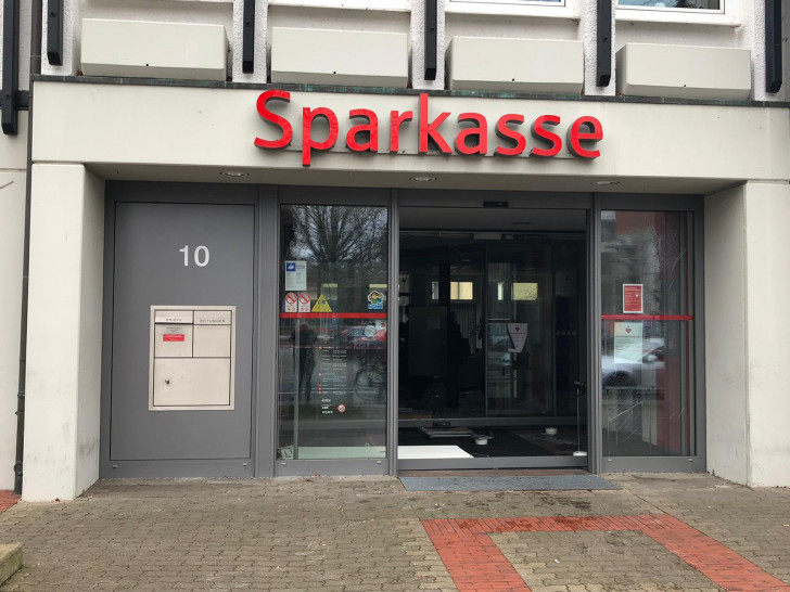 Die Sparkassen-Filiale nach der Explosion.