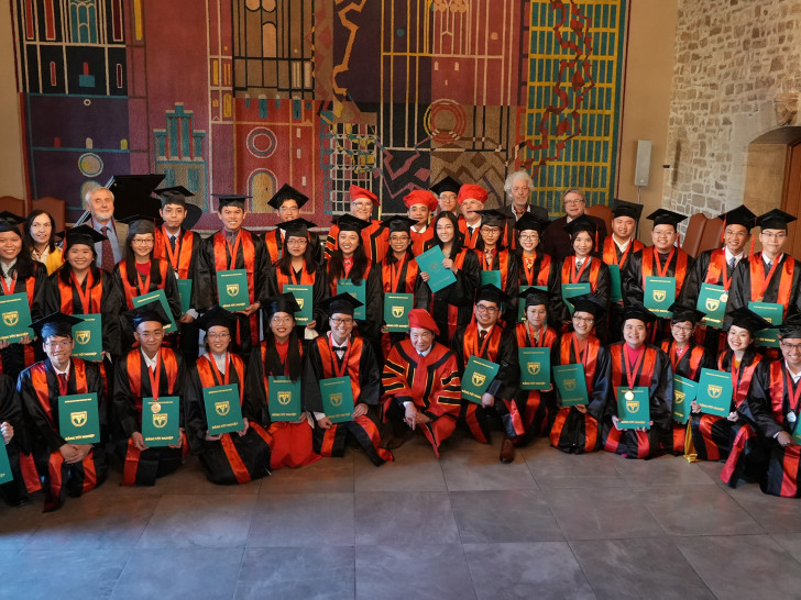 Die 23 vietnamesischen Absolventen nach ihrer feierlichen Zeugnisübergabe in der Dornse. Mit dabei sind neun weitere PJ-Absolventen von der Johannes Gutenberg-Universitätsmedizin Mainz. Diese haben bereits im November 2021 ihre Prüfung erfolgreich abgelegt und waren dabei, um ihre vietnamesischen Arztzeugnisse der Pham Ngoc Thach-Universität HCMC zu erhalten.