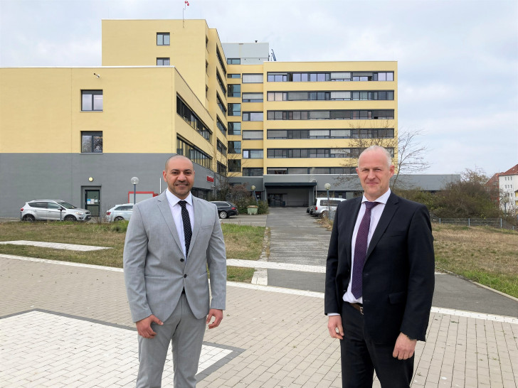 Klinikgeschäftsführer Matthias Hahn begrüßt Mohamed Abuzaid als neuen Chefarzt in Helmstedt.