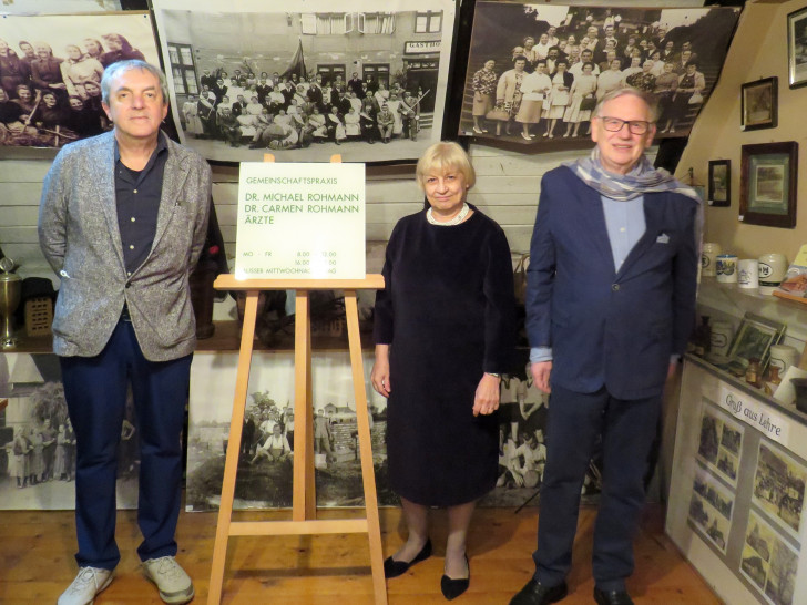 Hausärzte-Ehepaar Carmen und Michael Rohmann übergeben Ortsheimatpfleger Wilhelm Knigge ihr ehemaliges Praxisschild.