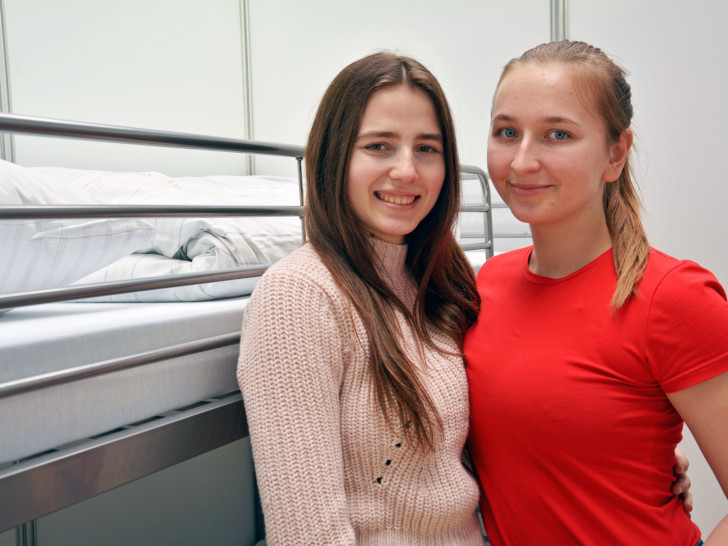 Noch fehlt die Dienstkleidung. Doch Vita (links) und Kateryna aus der Ukraine fühlen sich bei ihrer Arbeit in der Aufnahmeeinrichtung schon ganz als Malteser.