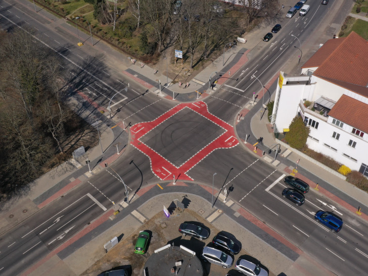 Die Radwegfurten an der Kreuzung Berliner Straße / Neißestraße sollen für eine größere Sicherheit für die Fahrradfahrenden sorgen.