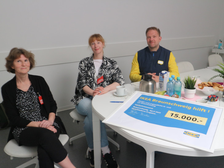 Heidi Bölsche (Kindermittagstisch und Hausaufgaben Hilfe), Melanie Schulze (SOS Mütterzentrum Salzgitter) und Peter Becker (Market Manger IKEA Braunschweig) (v. li.).