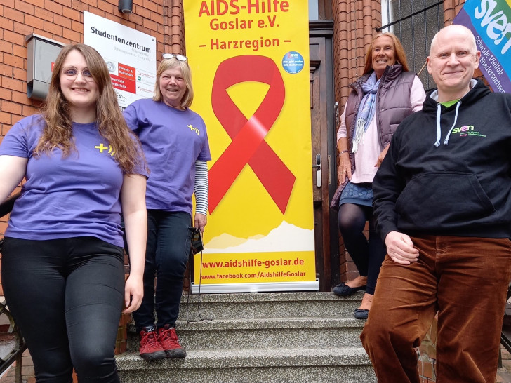 Alexandra Berkhoff und Jutta Pein aus der Aidshilfe Goslar nach getaner Arbeit beim ersten Testtermin im StudentenZentrum StuZ in Clausthal. Mit Heidi Hohmann vom Studentenwerk OstNiedersachsen und René Daniels von SVeN - Sexuelle Vielfalt erregt Niedersachsen“.