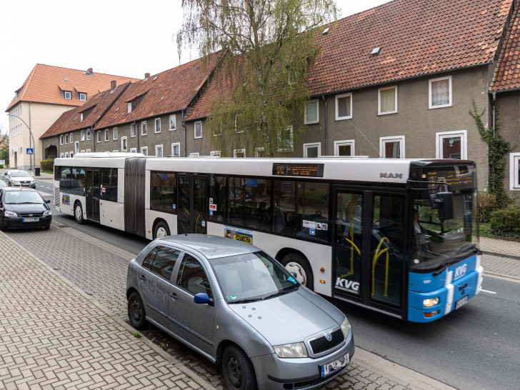 Der Bus auf der Breite Straße in Richtung Martin Luther Platz am heutigen Montag.