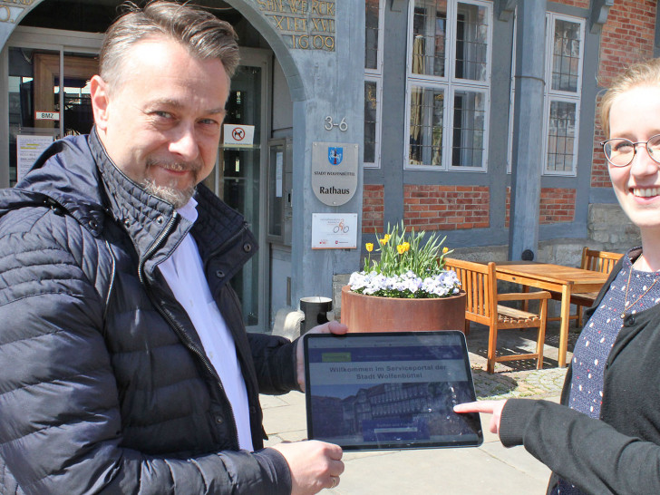 Die Digitalisierungsbeauftragte der Stadt Wolfenbüttel, Cara Kühn, zeigt Bürgermeister Ivica Lukanic die Funktionen des gestarteten Serviceportals.