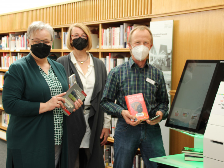 Iris Bothe, Dr. Birgit Rabofski und Hans-Jürgen Menzel, Projektleiter der Stadtbibliothek für die RFID-Einführung an einem Terminal.