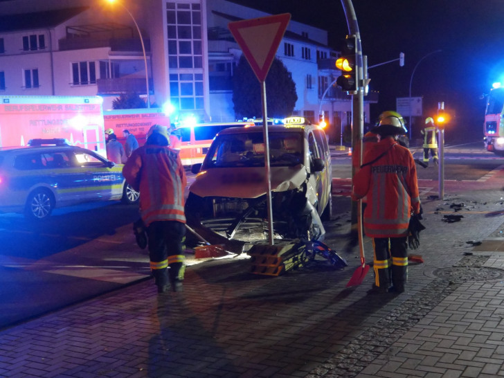 Bei einem Unfall in Salzgitter-Lebenstedt stießen ein Taxi und ein weiteres Auto auf einer Kreuzug zusammen. Drei Menschen wurden verletzt.