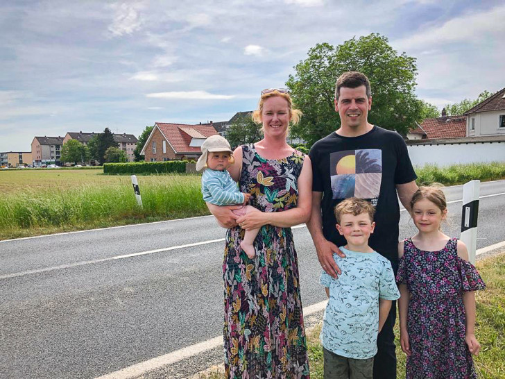 Sarah und Alexander Orth mit ihren Kindern Charlotte, Johannes und Elisabeth aus Fümmelse wollen keinen Supermarkt hinter ihrem Haus.