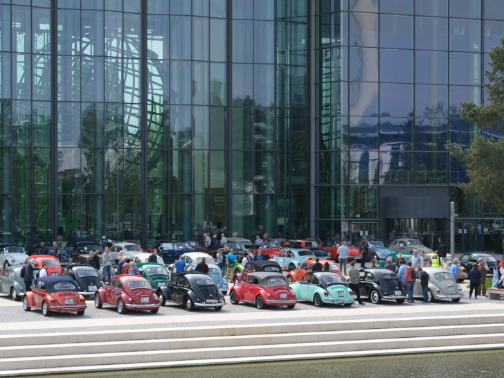87 Besitzer des Volkswagen Typs 1 folgten am heutigen Samstag  dem Aufruf des 1. Käfer Clubs Wolfsburg e. V. und trafen sich auf dem Piazza Vorplatz in der Autostadt in Wolfsburg.