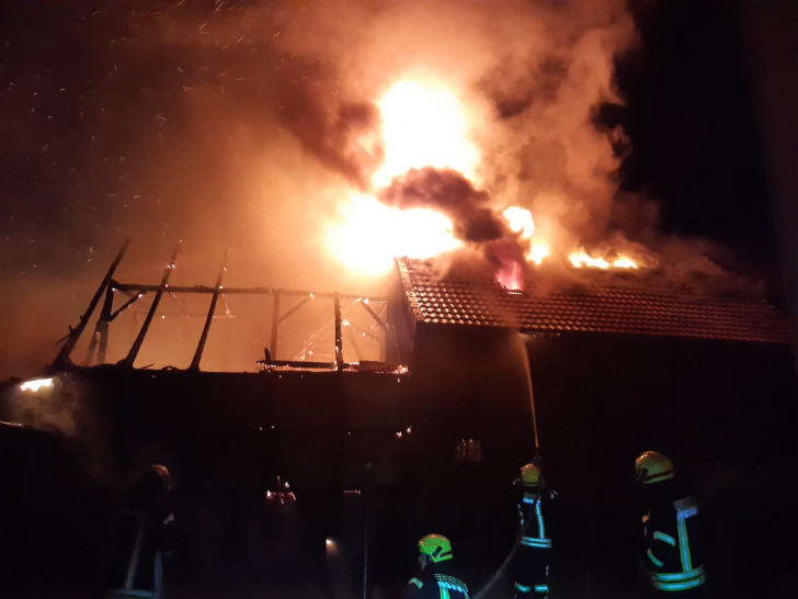 Die Scheune in Süpplingen geriet in Brand. Sie steht direkt neben einem Wohnhaus.