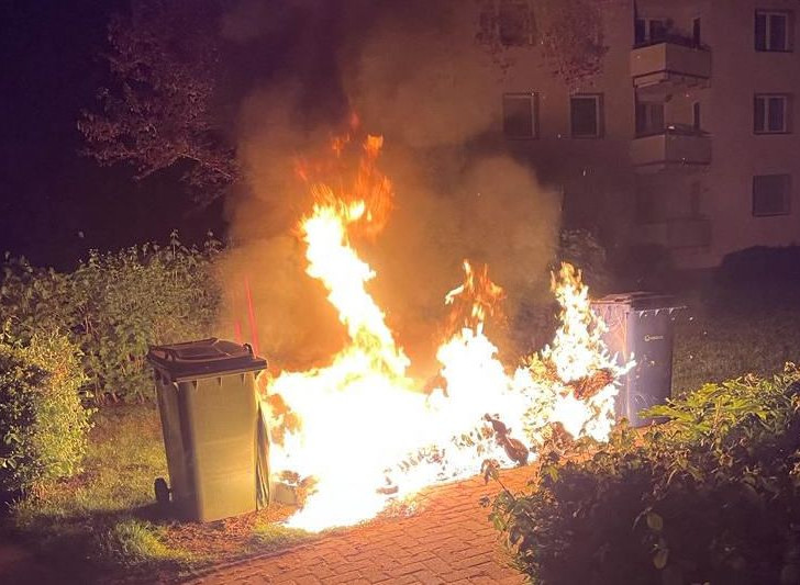 In Helmstedt brannten in der vergangenen Nacht Mülltonnen.