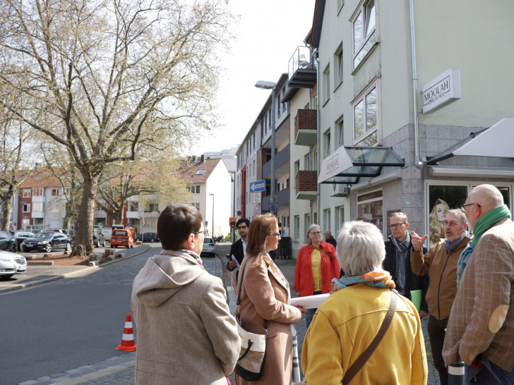 Stadtgründezernent Holger Herlitschke informiert die Teilnehmerinnen und Teilnehmer des Rundgangs über die Planungen der Stadtverwaltung zum Pocket-Park Kannengießerstraße.
