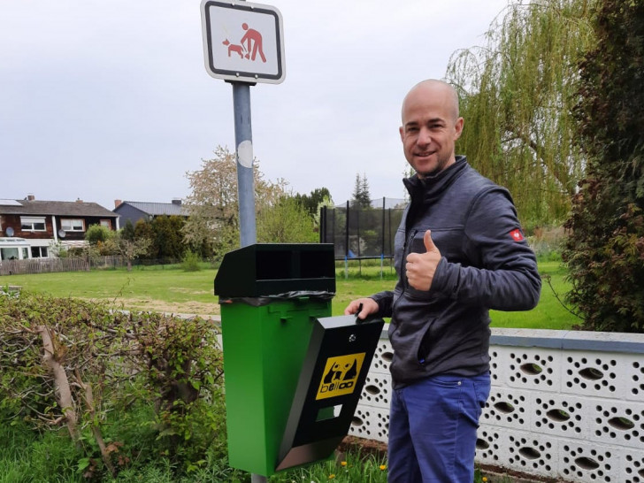 Schandelahs Ortsbürgermeister Daniel Bauschkem hat selber Mülleimer an-und Abmontiert. 