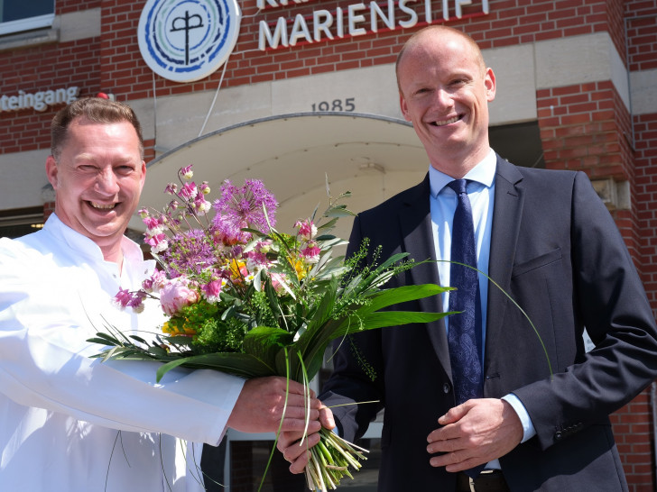 Dr. med Henning Cuhls (links, neuer Chefarzt Klinik für Anästhesiologie Krankenhaus Marienstift) und Dr. Jan Wolff (Geschäftsführer Krankenhaus Marienstift).