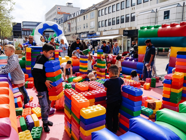 Das Kinderfest mitten in der Wolfsburger Fußgängerzone bot über 20 kostenlose Spielmodule und Stände, die zum Mitmachen und Ausprobieren einluden