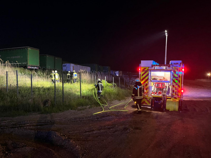 Die Feuerwehren wurden zu einem Flächenbrand im Bereich des Gewerbegebiets Flechtorf alarmiert.