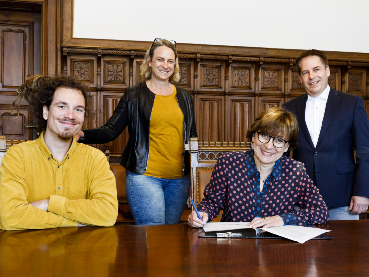 Nils Holm, Inés Lampe, Dr. Christine Arbogast, Martin Albinus bei der Vetragsunterzeichnung. 