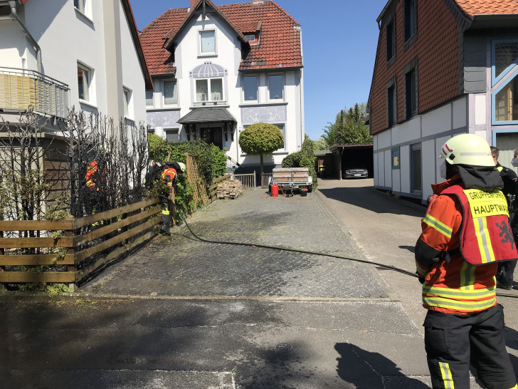 Eine Hecke in Lehndorf brannte. 