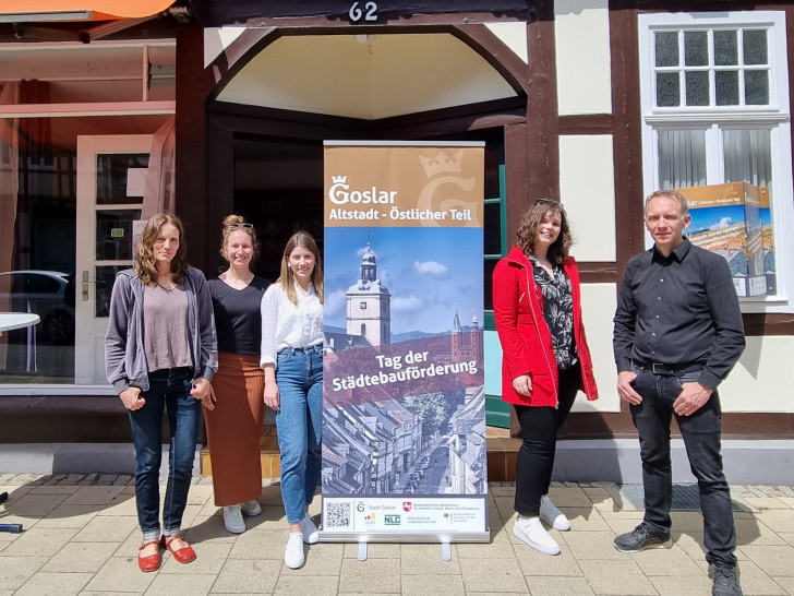 Artur Dorn, Fachdienstleiter Stadtplanung, und seine Mitarbeiterin Juliana Bagus (3.v.l.) zusammen mit Ute-Pamela Jensen (von links), Eigentümerin im Sanierungsgebiet, sowie Evelin Fleischhauer und Anna Rizou vom Sanierungsträger, der Niedersächsischen Landgesellschaft mbH.
