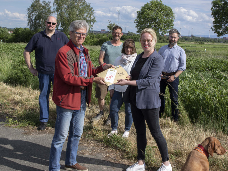 Matthias Simon, Walter Traube, Dorit Erdmann, Harald Streich, vorne Bertram Scholz überreicht  Maria-Elena Richter (TenneT) die Liste.