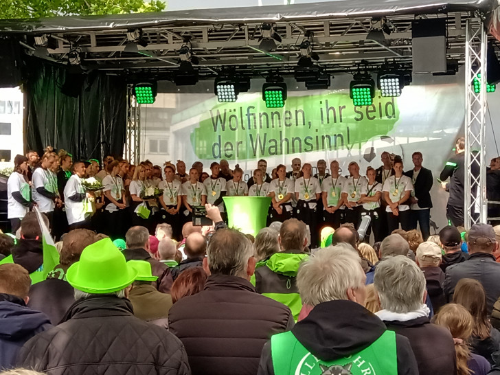 Die VfL-Frauen feiern auf der Bühne auf dem Rathausplatz.