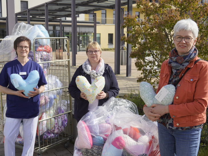 Anette Hoge mit den Vertreterinnen der LandFrauen Wahrenholz.