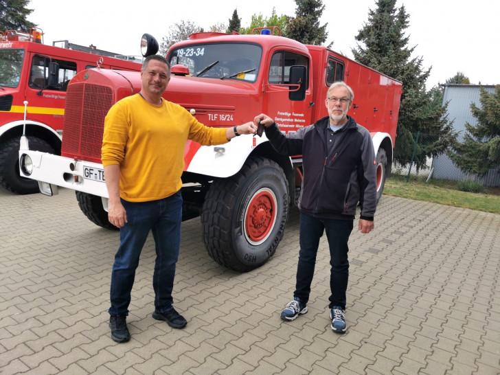 Symbolische Schlüsselübergabe: Feuerwehrsachbearbeiter Andreas Grabow (links) überreichte den Schlüssel an den neuen Besitzer Roland Oehlrich.