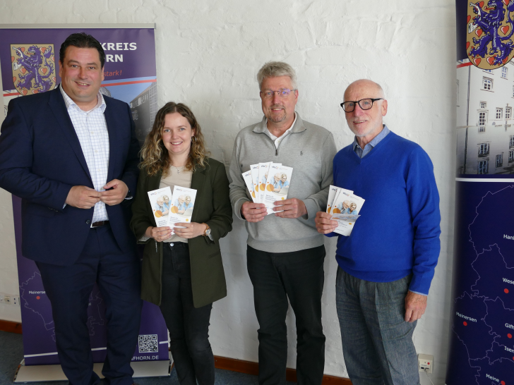 Gifhorns Landrat Tobias Heilmann (l.) mit der Ehrenamtskoordinatorin des Landkreises Gifhorn Stephanie Manske, Ralf Überheim (Kreisvolkshochschule) und dem ehrenamtlichen Technikbotschafter Siegfried Reich.