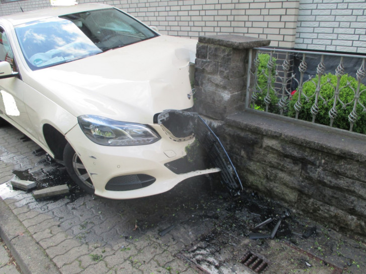 Der Fahrer wurde leicht verletzt und es entstand zudem ein Sachschaden in Höhe von zirka 25.000 Euro.