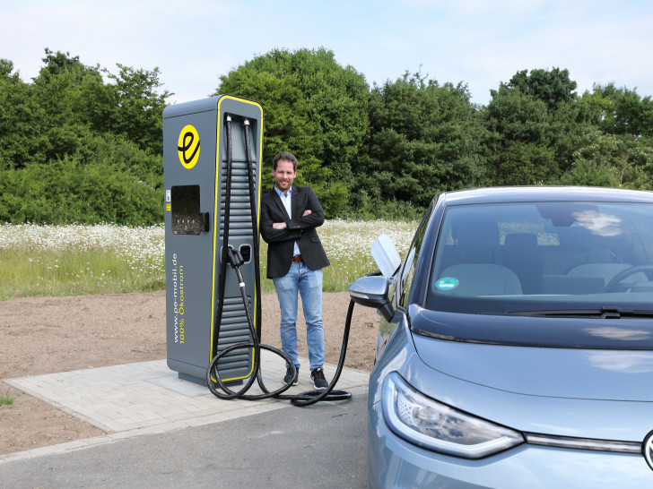 Alexander Eckolt, Gruppenleiter Energiedienstleistungen, ist mit einem E-Dienstwagen der Stadtwerke der erste Kunde und vom Handling und der kurzen Ladezeit begeistert.