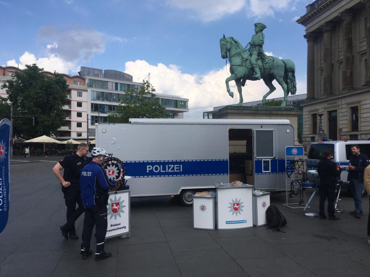 Ein Info-Mobil der Polizei wird auf dem Platz der Deutschen Einheit stehen.