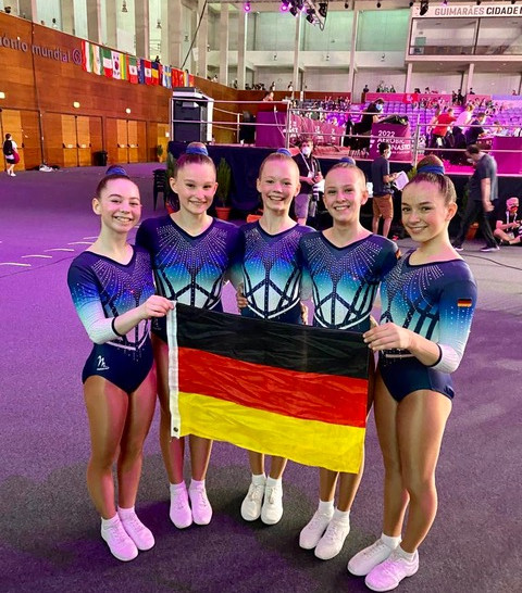 Jula Langelüddecke in der Mitte mit ihrem WM Team und Deutschland-Flagge