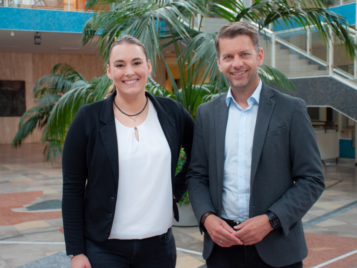 Inklusionsbeauftragte Kathleen Jäntsch und Oberbürgermeister Dennis Weilmann.