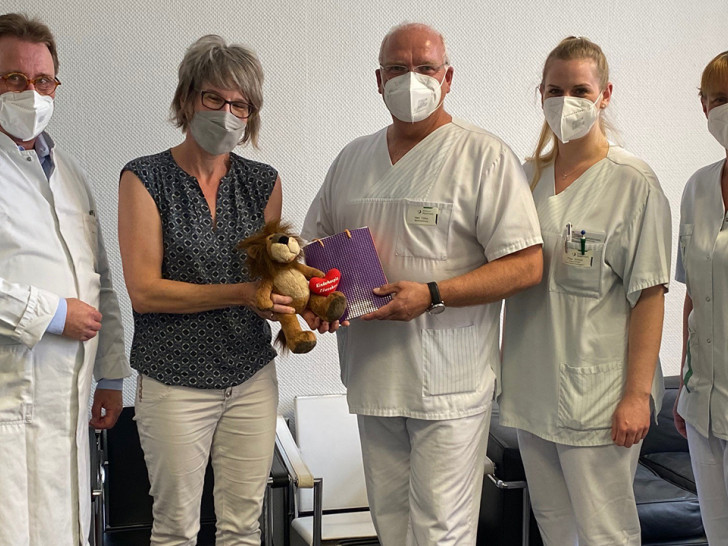 Prof. Dr. Jan T. Kielstein (Chefarzt der Medizinischen Klinik V), Tanja Lemke (Verwaltungskraft Kinderhospiz Löwenherz e. V.), Thomas Türke (pflegerische Bereichsleitung Med. Klinik V), Sarah Scholz (Pflegefachleitung) und Kathrin Fließ (Stationssekretärin).