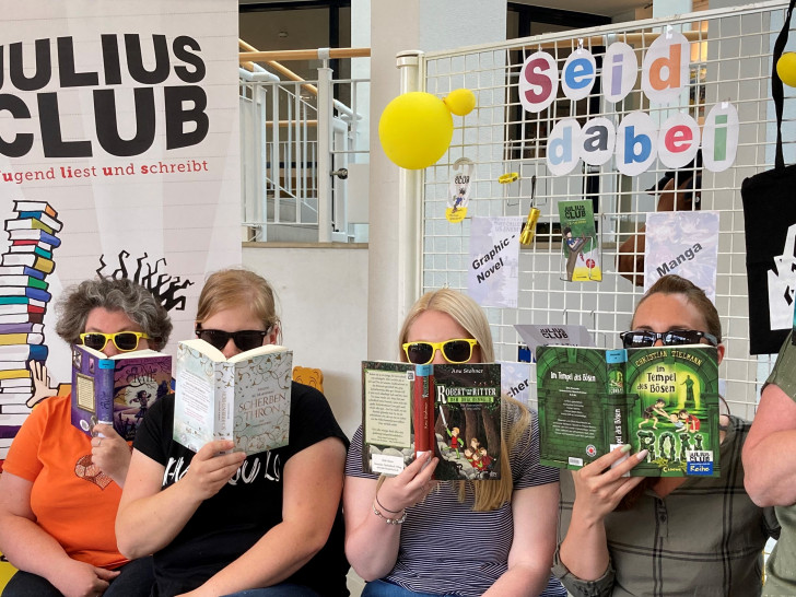 Das Team der Stadtbibliothek lädt Jugendliche zwischen 11 und 14 Jahren zum JULIUS CLUB ein.