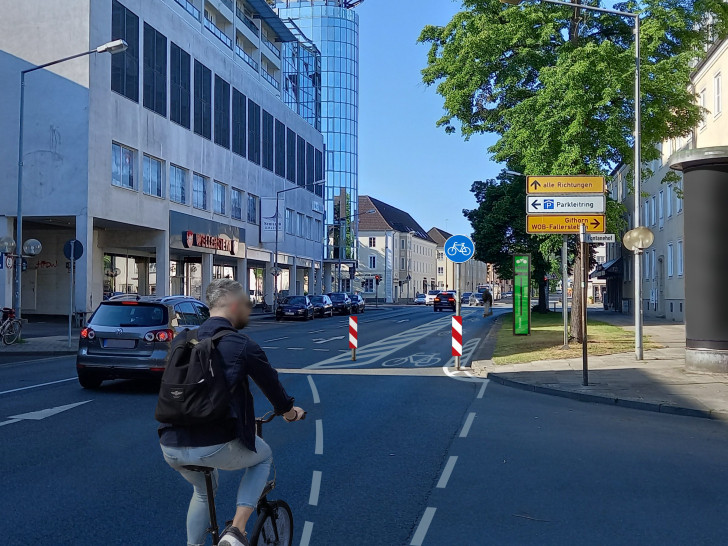 Im Herbst dieses Jahres will die Stadt Wolfsburg die Verkehrsflächen in der Schillerstraße in Wolfsburg temporär neu aufteilen.