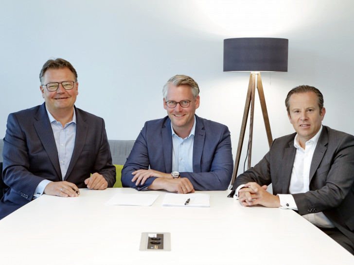 Dr. Matthias Hubert, Gründungsgesellschafter der Pegasus Capital Partners GmbH, unterzeichnet gemeinsam mit den Vertretern der Volksbank BraWo, Christian Röling und Michael Mertmann, beide Geschäftsführer der BraWo 1. Beteiligungsholding GmbH, den Kaufvertrag. (v. l. n. r.)