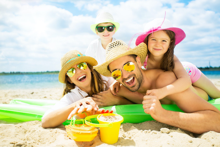 Entspannt Sommerurlaub machen mit der Familie – wir haben nützliche Tipps.