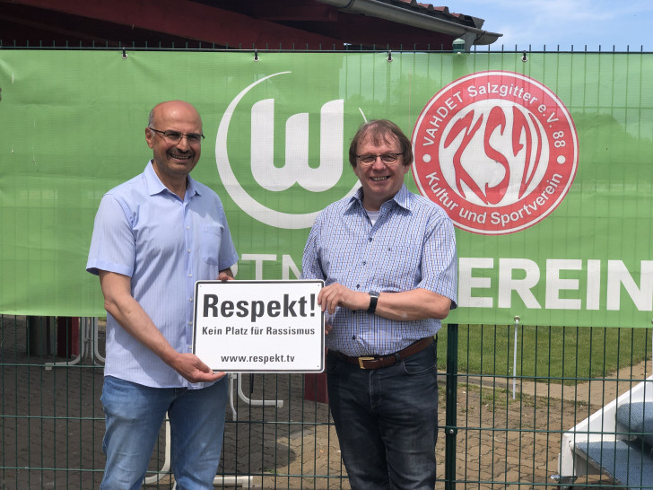Ibrahim Medeni und Dr. Dirk Härdrich bei der Übergabe des „Respekt“-Schilds an den KSV Vahdet. 