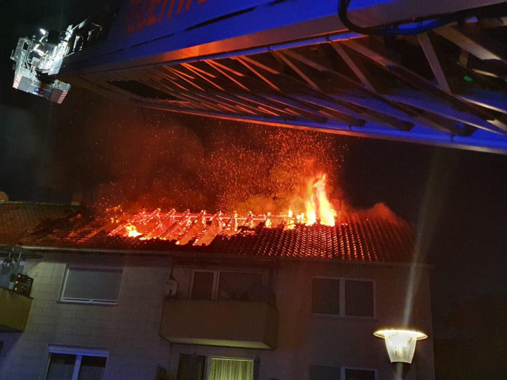 Der Dachstuhl stand lichterloh in Flammen. 