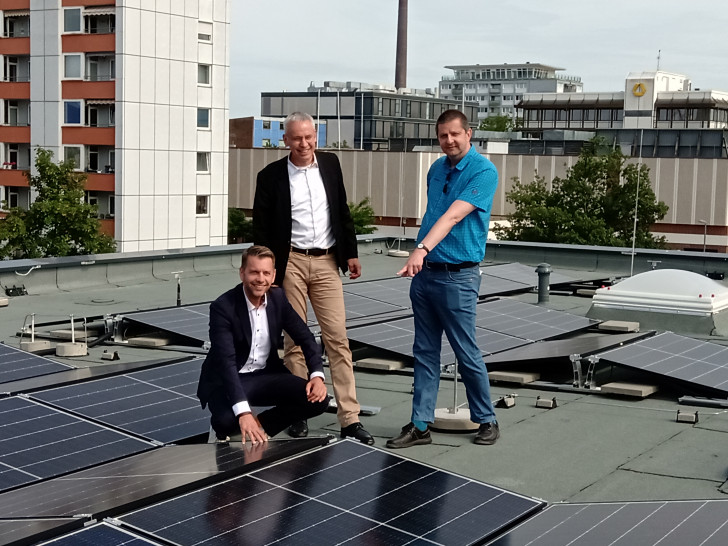 Nahmen die 25. städtische Photovoltaik-Anlage in Augenschein: (von links) Oberbürgermeister Dennis Weilmann, Stadtbaurat Kai-Uwe Hirschheide und Tino Deich vom Geschäftsberech Hochbau der Stadt. 