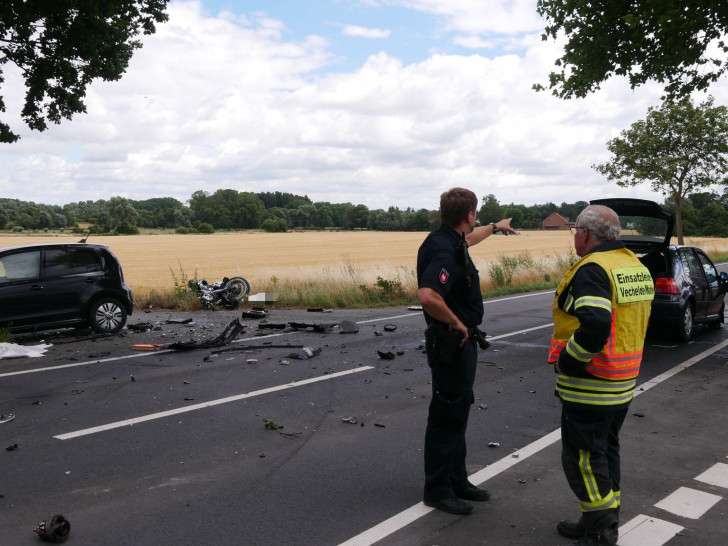 Zu einem schweren Verkehrsunfall kam es am frühen Montagnachmittag auf der L475 zwischen Köchingen und Vechelde. Dabei wurde ein Motorradfahrer tödlich verletzt. 