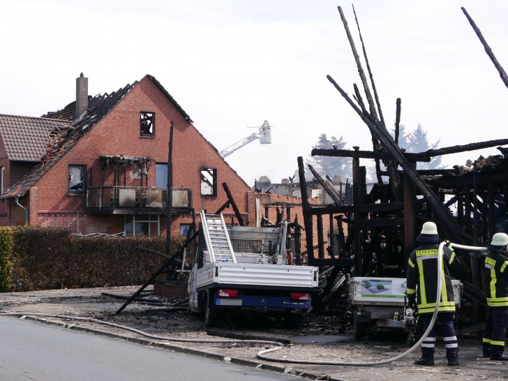 Das Gebäude rechts brannte komplett nieder, auch ein Firmenwagen wurde erheblich beschädigt. Beim benachbarten Wohnhaus brannte das Dach.