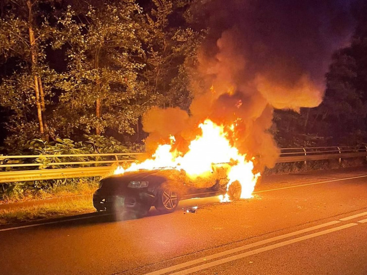 Auf der B244 in Richtung Matiental brannte in der Nacht ein Auto vollständig aus.