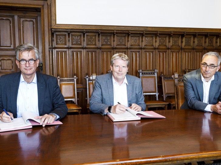 Unterzeichneten den Konzessionsvertrag für die Errichtung von Ladesäulen in Braunschweig: Jens-Uwe Freitag, Vorsitzender des Vorstands von BS|Energy, Stadtbaurat Heinz-Georg Leuer und Vorstandsmitglied Dr. Volker Lang (v.l.).