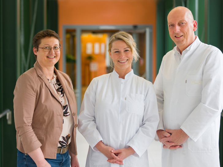 Geschäftsführende Vorständin Monika Skiba (li.), Jana Gasse, Sektionsleitung Plastische, Ästhetische und Handchirurgie und Ärztlicher Direktor Prof. Dr. Karl- Dieter Heller.