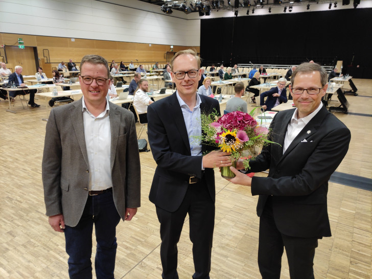 Ratsvorsitzender Jan Schröder (links) und der Erste Stadtrat Knut Foraita (rechts) gratulieren dem neuen Stadtbaurat Klaus Benscheidt zur Wahl.
