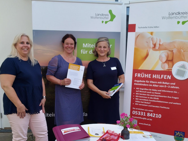 Die Landeskoordinatorin für die Bundesstiftung Frühe Hilfen, Susanne Keuntje (l.), besuchte den Stand der Frühen Hilfen aus dem Landkreis Wolfenbüttel und kam mit Annette Scheffer (m.), Teamleitung Frühe Hilfen, sowie Brigitta Feulner (r.), Netzwerkkoordinatorin Frühe Hilfen ins Gespräch. 